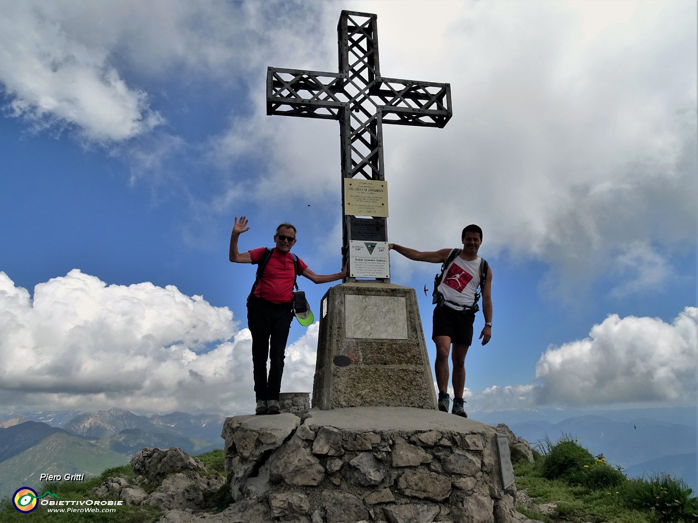 54 Alla croce di vetta di Cima Alben (2019 m).JPG -                                
